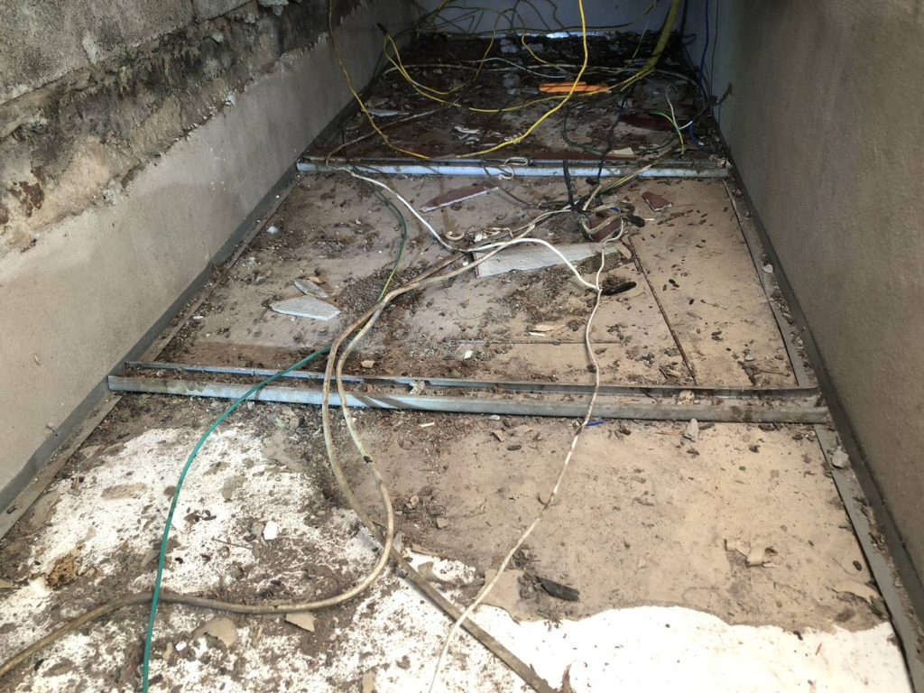 สายไฟบนฝ้า