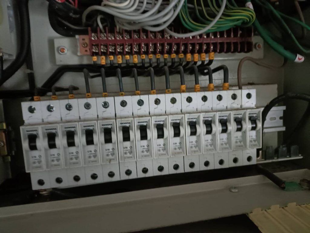 เบรกเกอร์ในตู้โหลด