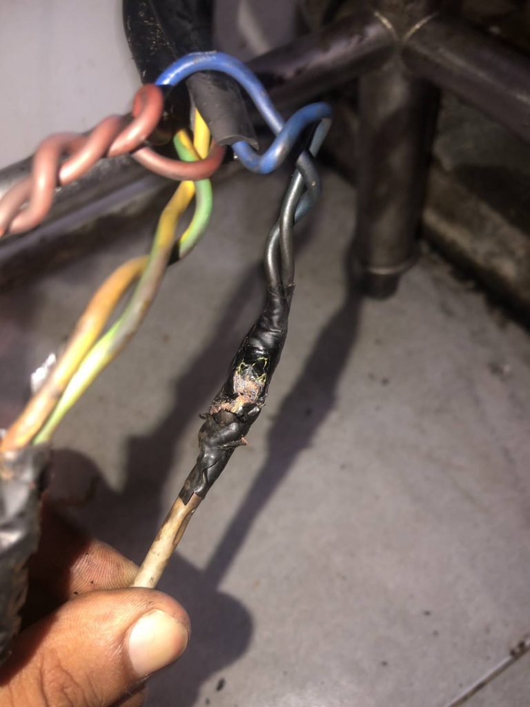 สายไฟชำรุด