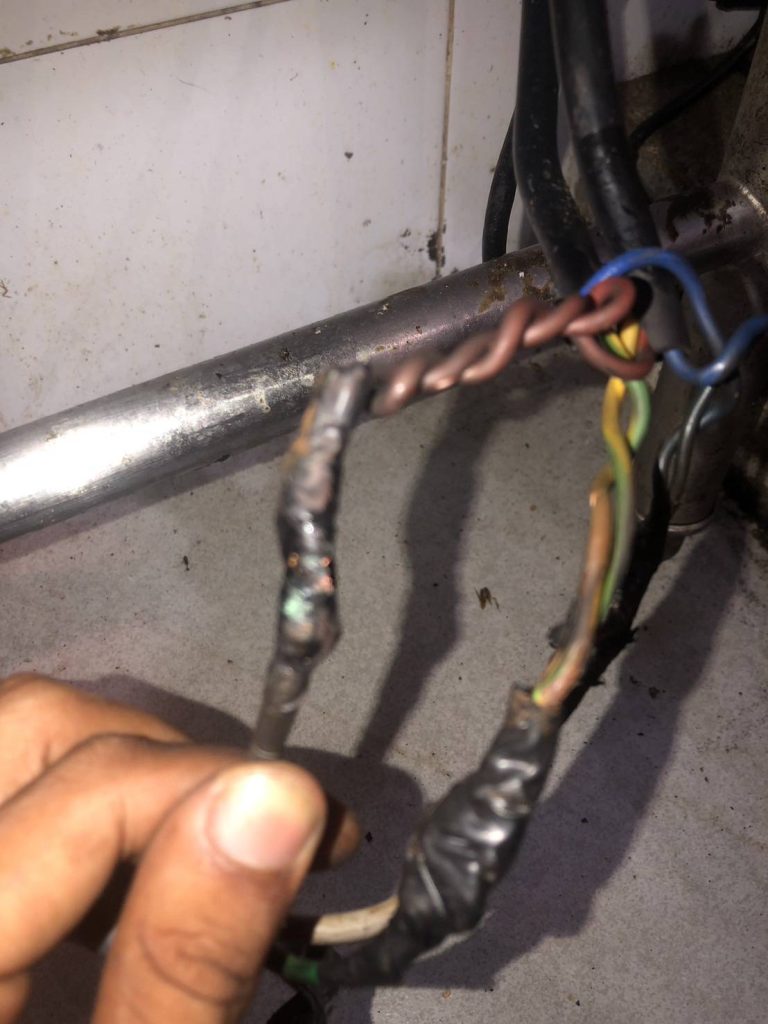 สายไฟชำรุด