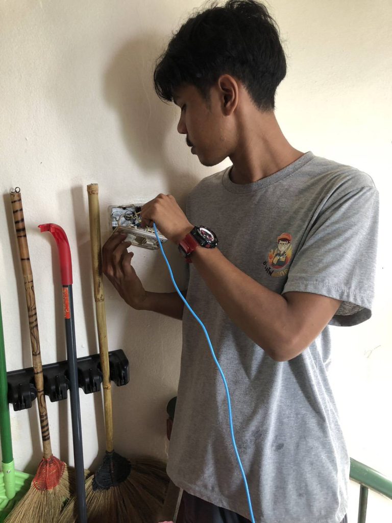 ตรวจสอบปลั๊กไฟ