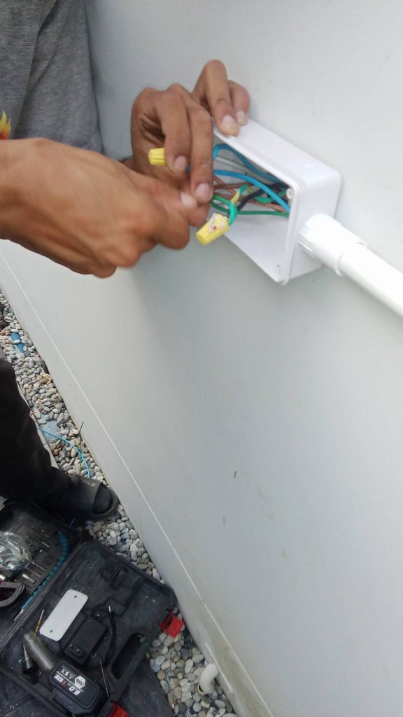 ต่อสายโดยใช้ wire nut