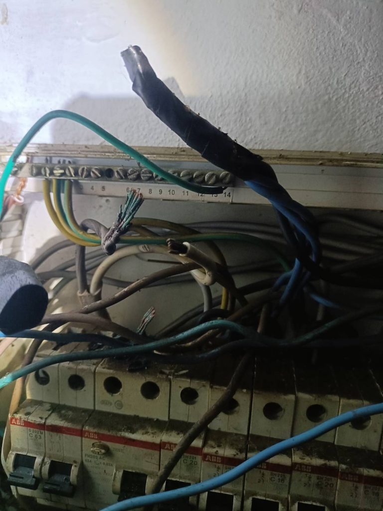 ตรวจเช็กสายไฟในตู้คอนซูมเมอร์