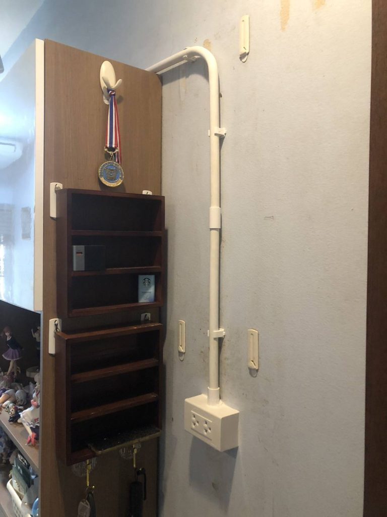 แนวท่อสายไฟและปลั๊กไฟ