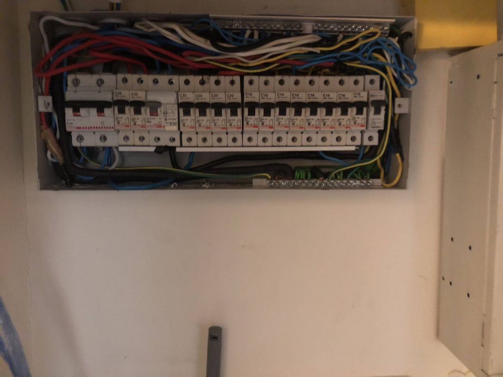 ตู้คอนซูมเมอร์