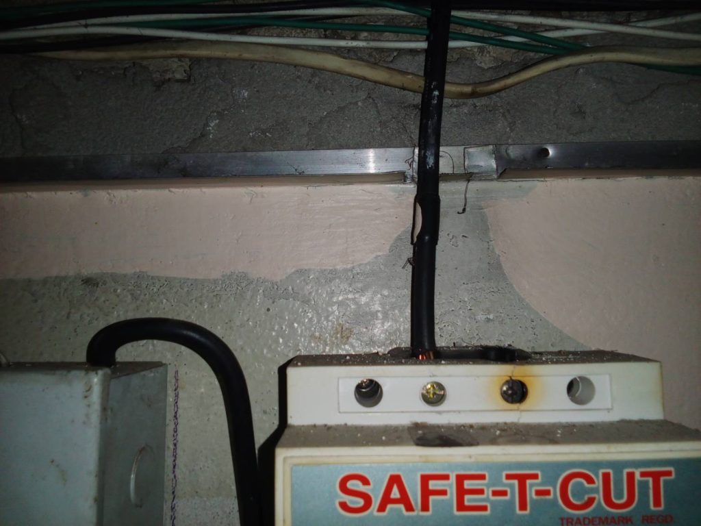 พบสายไฟไหม้บริเวณจุดต่อเข้ากับ SAFE-T-CUT สาเหตุอาจเกิดจากการต่อสายไม่แน่นหรือกระแสเกิน