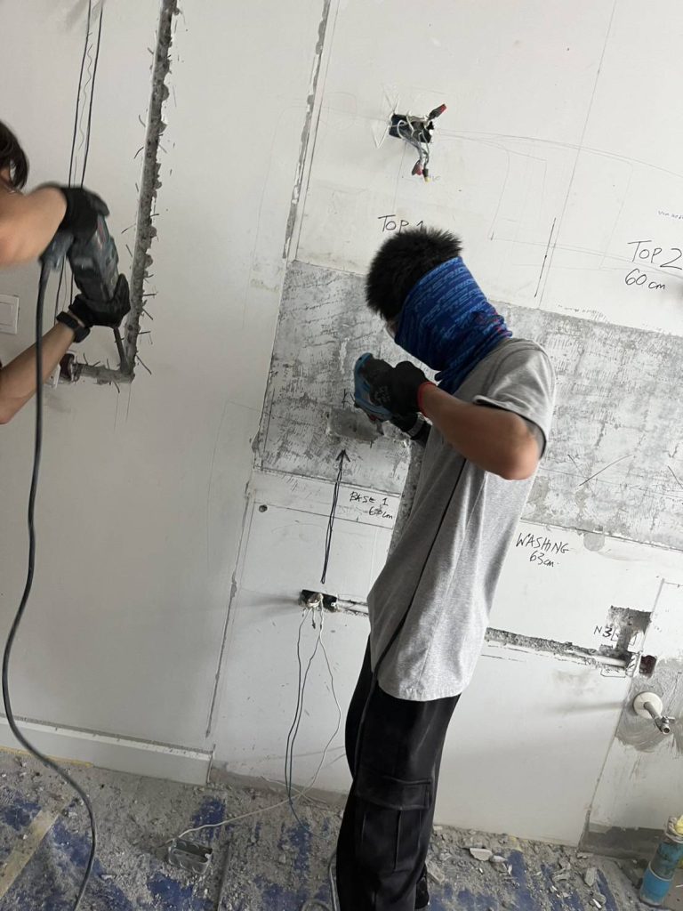 กรีดผนังฝังระบบไฟ