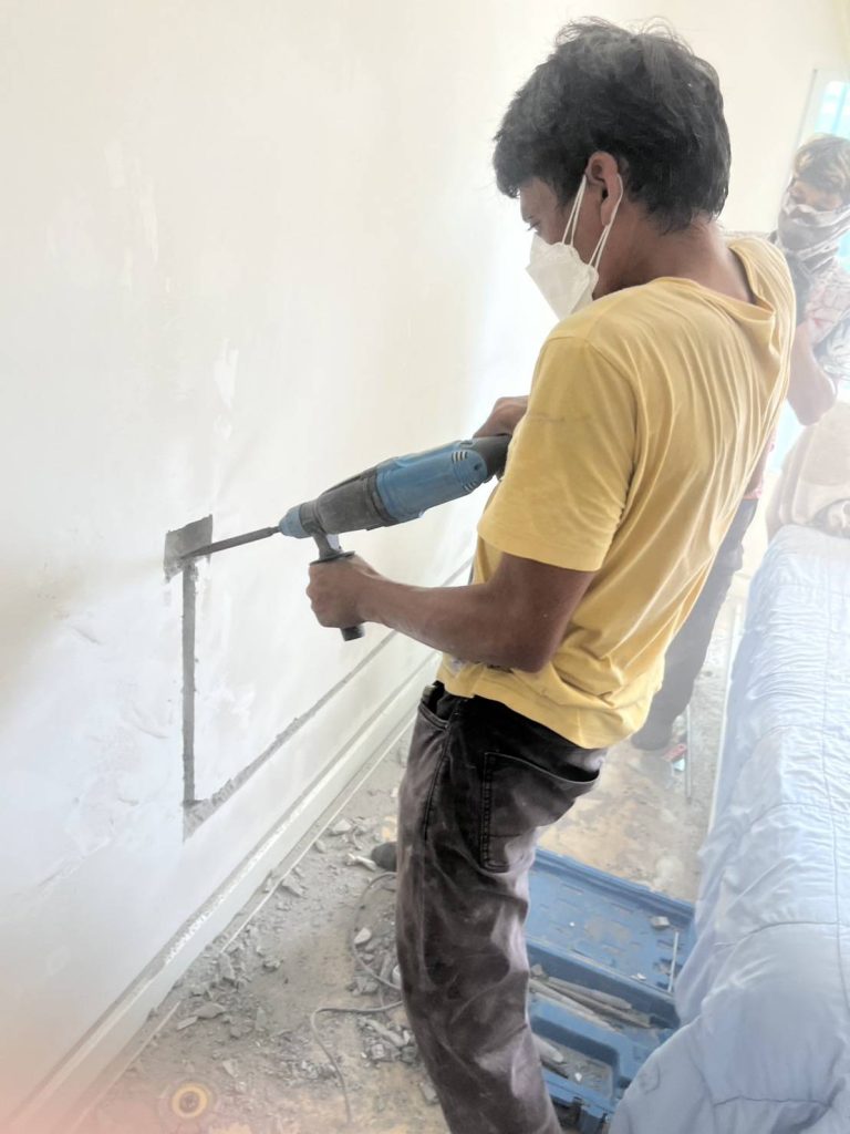 กรีดปูนฝังท่อสายไฟ