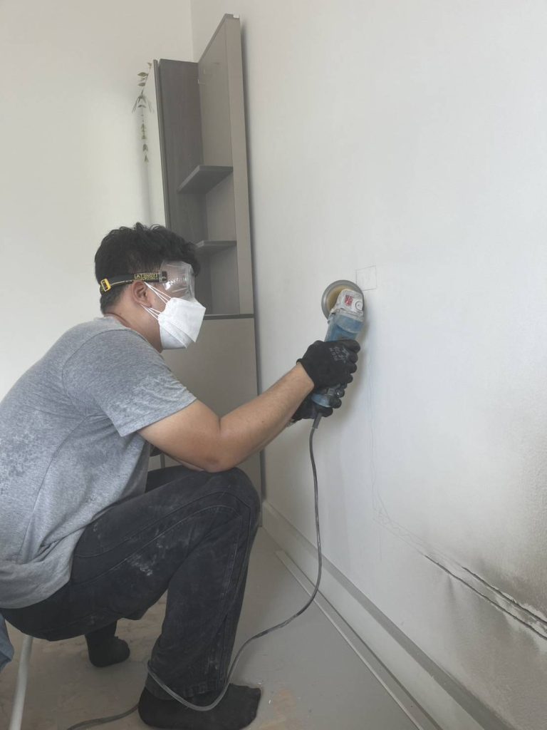 กรีดปูนฝังท่อสายไฟ