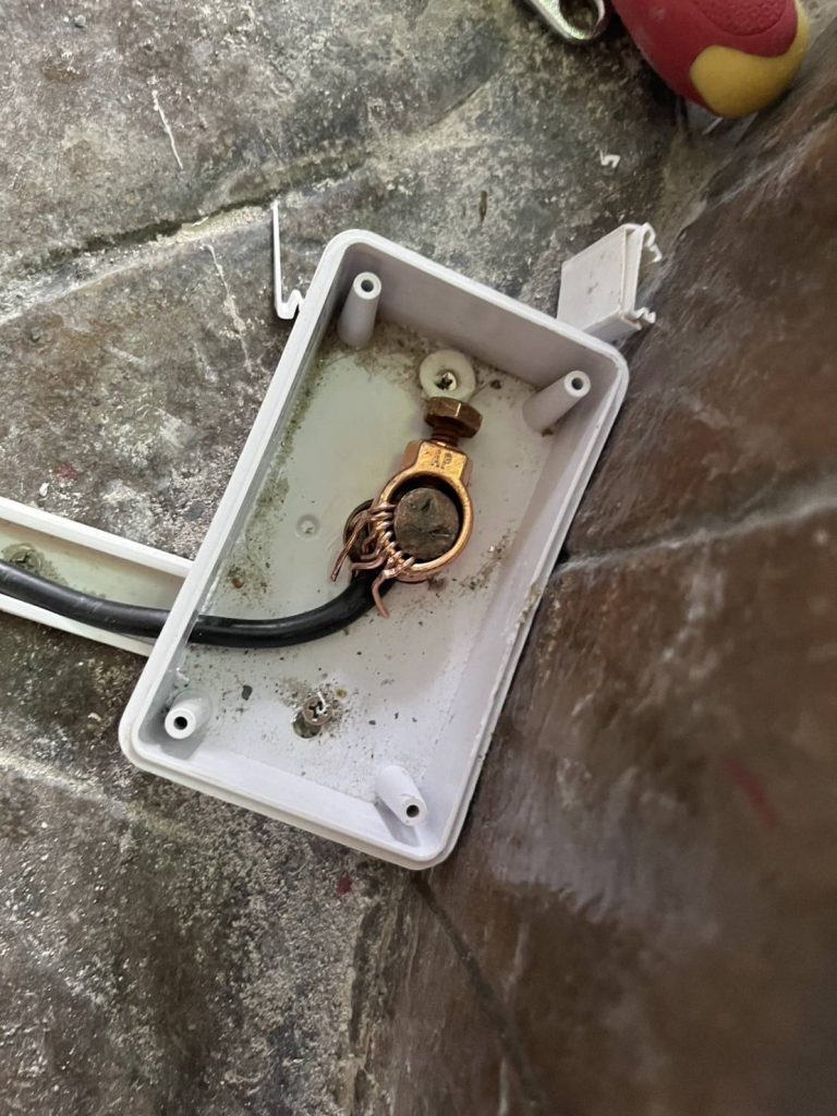 จุดติดตั้งแท่งกราวด์