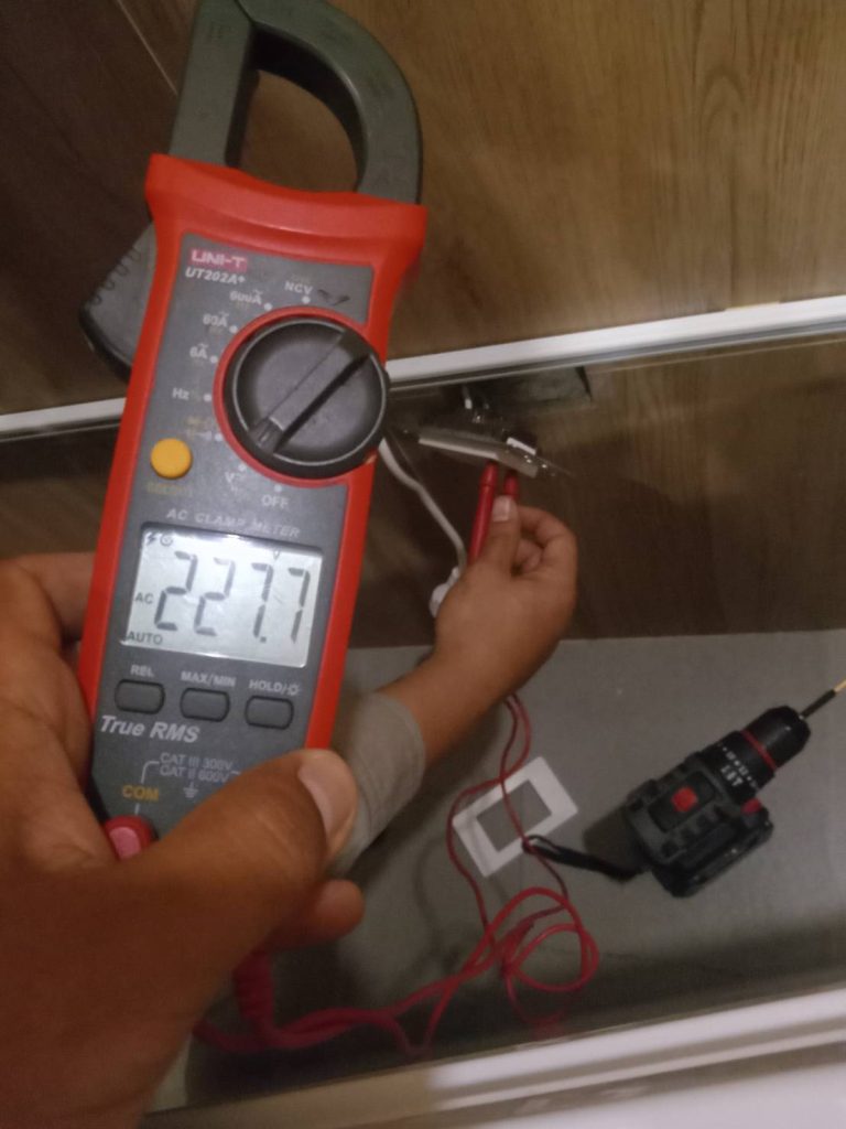 ช่างไฟฟ้าตรวจเช็กปลั๊กไฟ