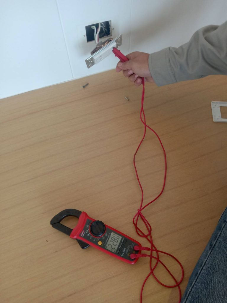 ช่างไฟฟ้าตรวจเช็กปลั๊กไฟ