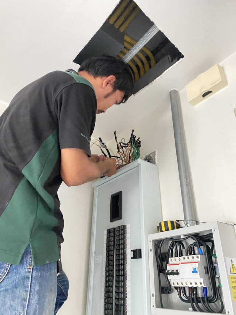 ช่างไฟฟ้ากำลังติดตั้งตู้โหลดเซ็นเตอร์