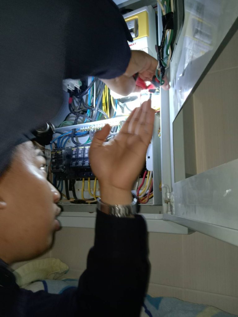 ช่างไฟฟ้าเข้าตรวจเช็กตู้ไฟ