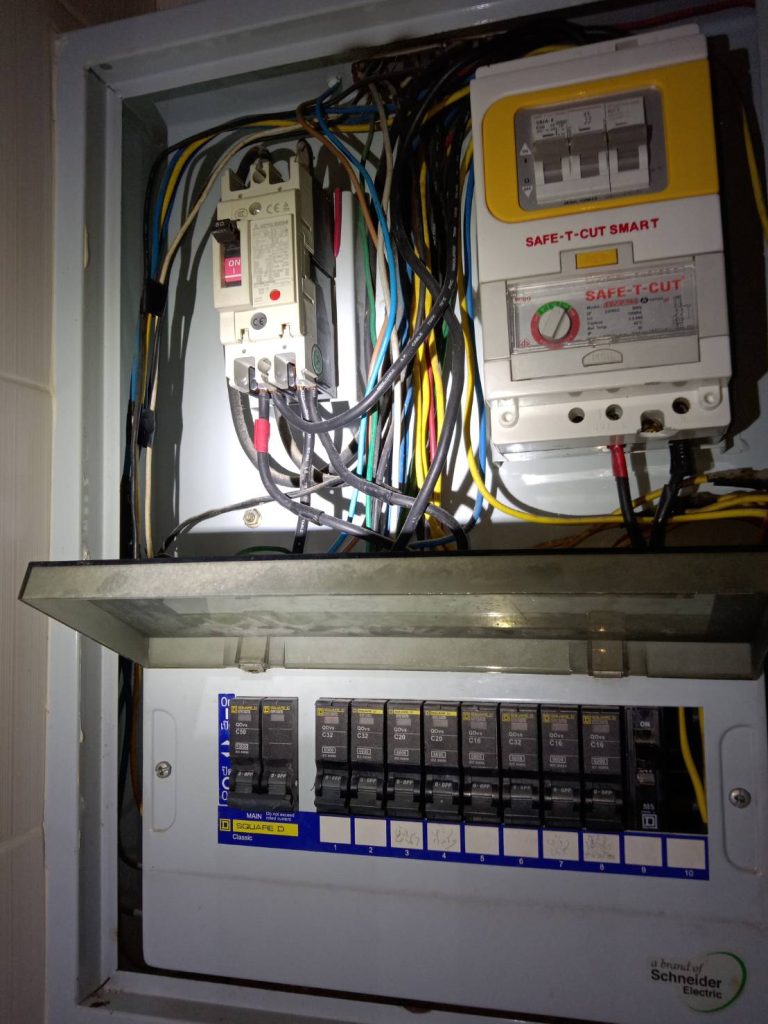 ช่างไฟเข้าตรวจเช็กตู้ไฟ