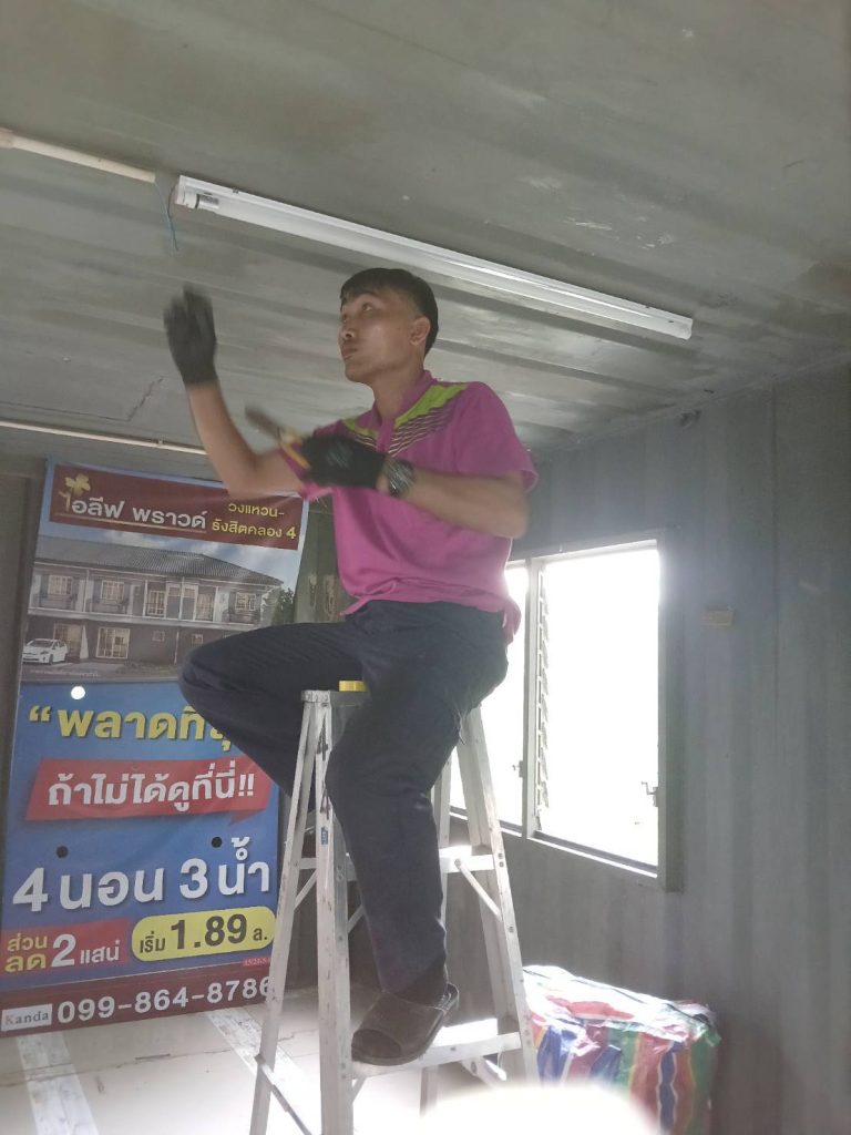 ติดตั้งหลอดไฟฟลูออเรสเซนต์