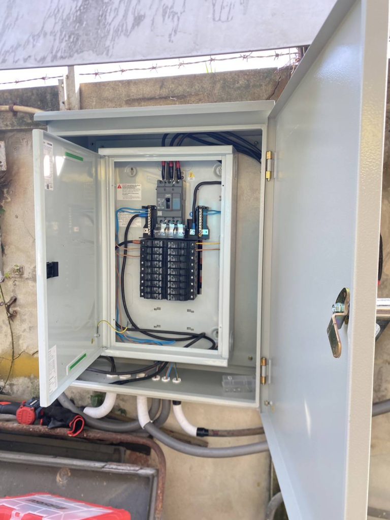 ช่างไฟฟ้าทำการติดตั้งตู้โหลดเซ็นเตอร์