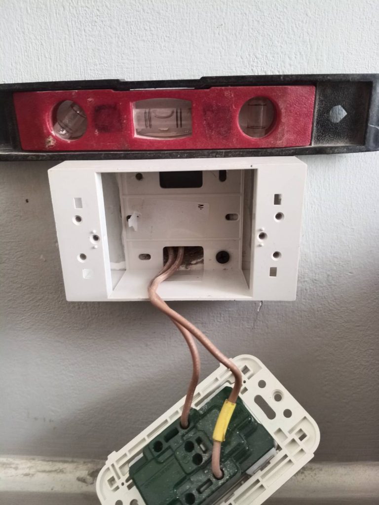 ติดตั้งปลั๊กไฟ