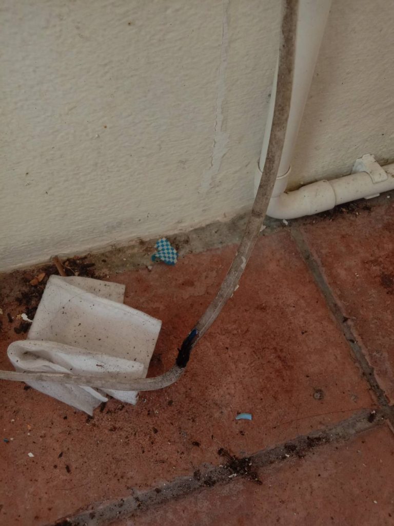 สายไฟมีรอยไหม้