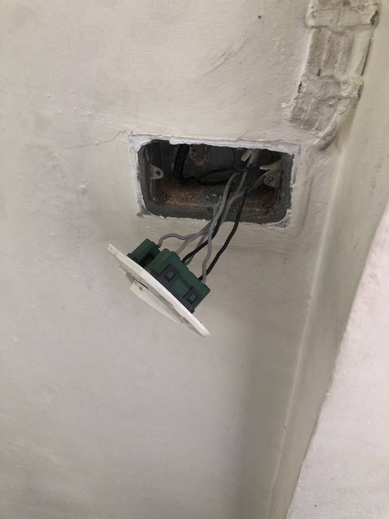 ติดตั้งสวิตซ์ไฟ