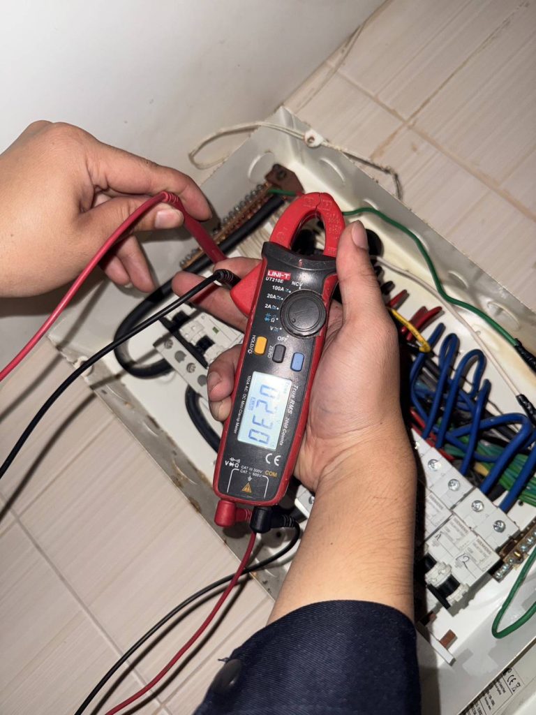 เปลี่ยนสายไฟที่ไหม้ในตู้คอนซูมเมอร์