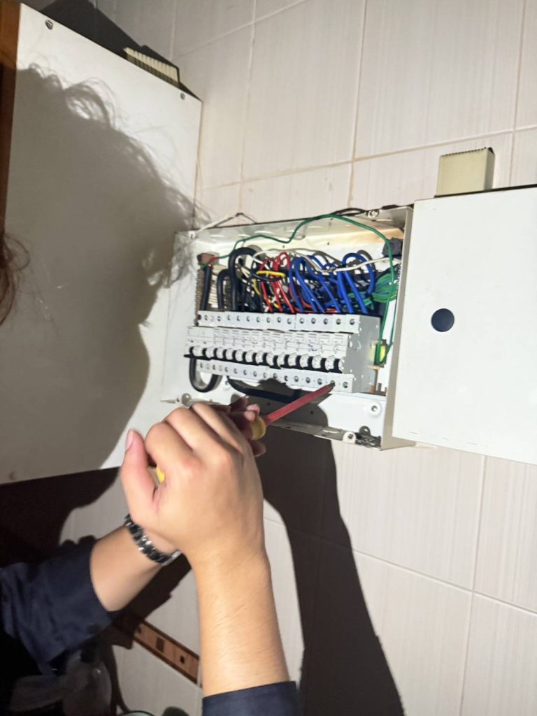 เปลี่ยนสายไฟที่ไหม้ในตู้คอนซูมเมอร์