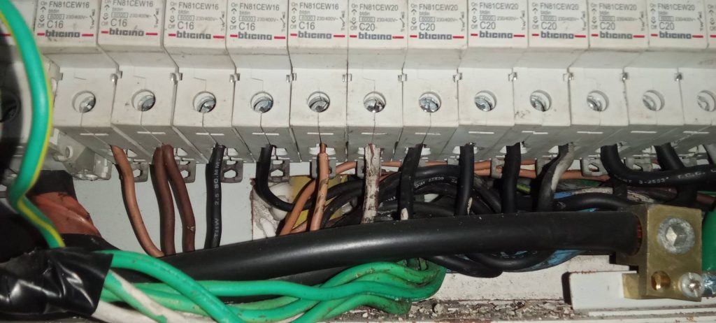 สายไฟเข้าเบรกเกอร์ชำรุด