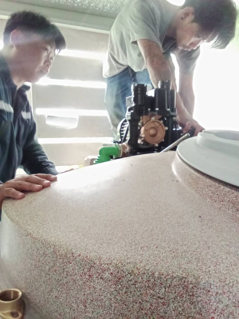 ช่างไฟฟ้าทำการติดตั้งปั๊มน้ำ