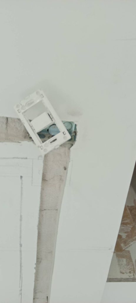 กรีดปูนฝังสายไฟ