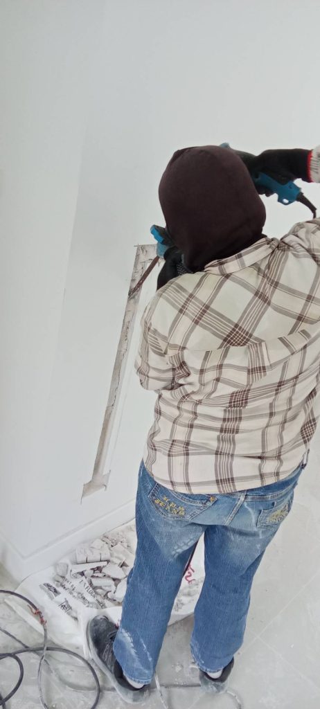 กรีดปูนฝังสายไฟ