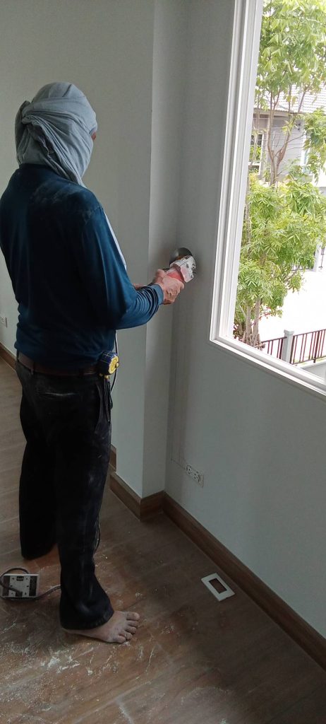 กรีดปูนฝังสายไฟ