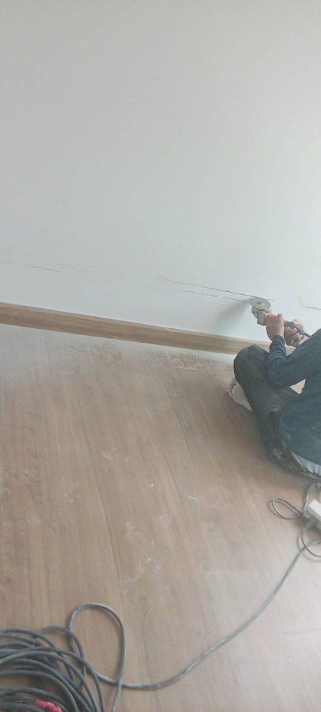 กรีดปูนฝังสายไฟ