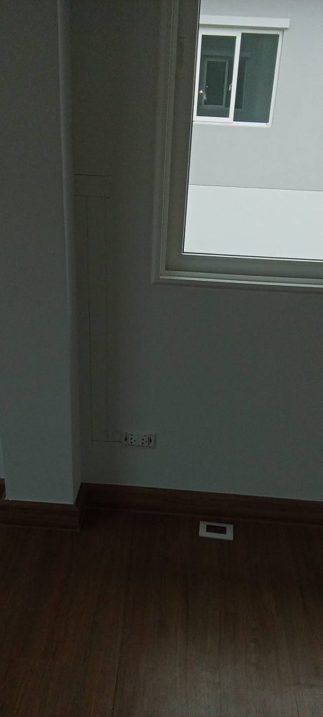 เตรียมกรีดปูนฝังสายไฟ