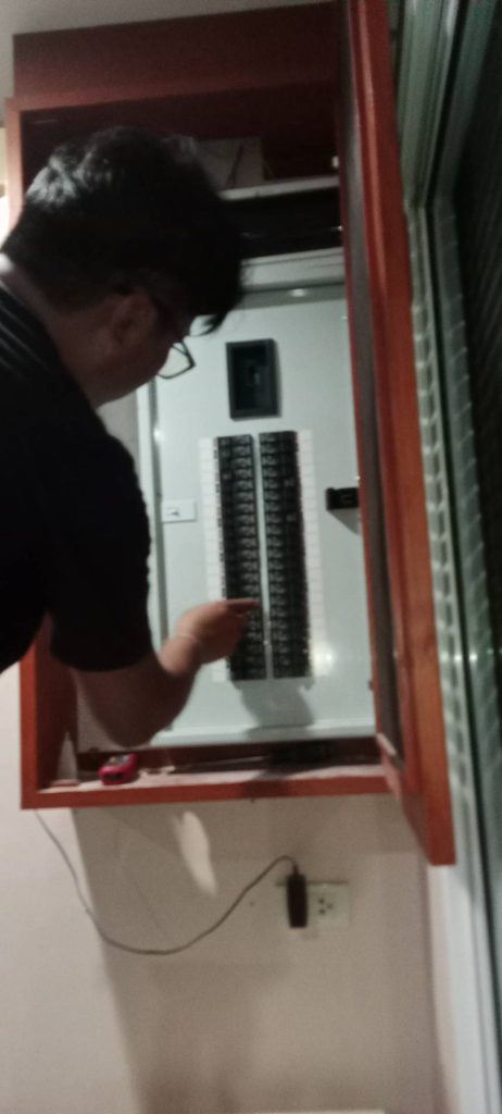 ช่างไฟฟ้าตรวจเช็กตู้โหลดเซ็นเตอร์