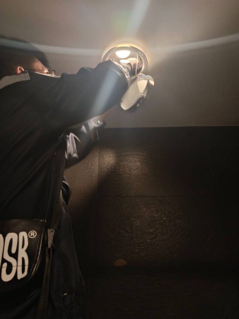 ช่างไฟฟ้าตรวจเช็กดาวน์ไลท์