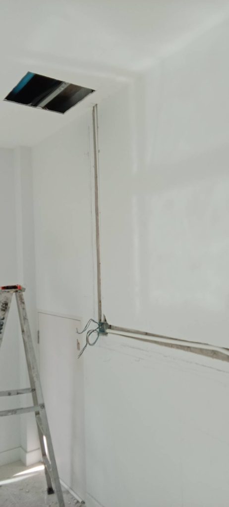 กรีดผนังฝังระบบไฟ