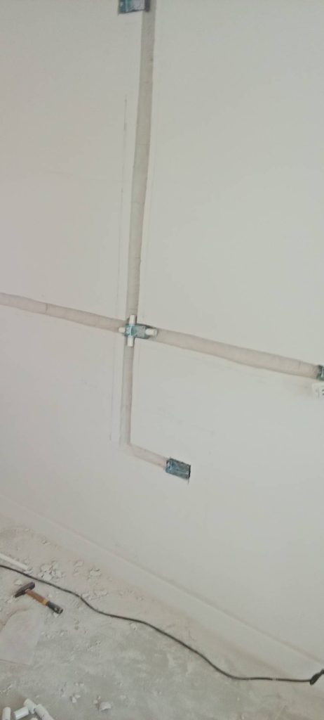 กรีดผนังเตรียมฝังท่อสายไฟ