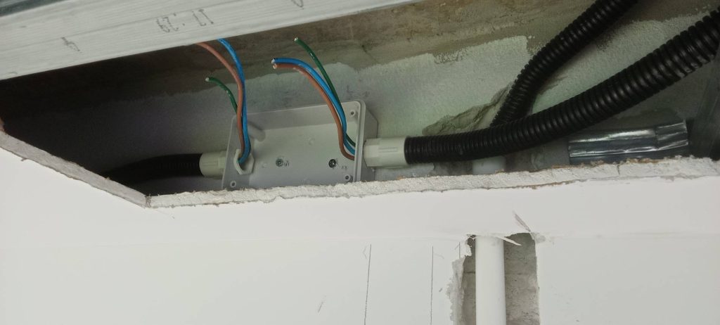 เตรียมต่อสายในกล่องพักสาย