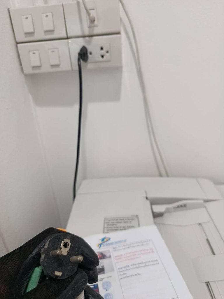 ปลั๊กไฟที่หักขากราวด์ออก