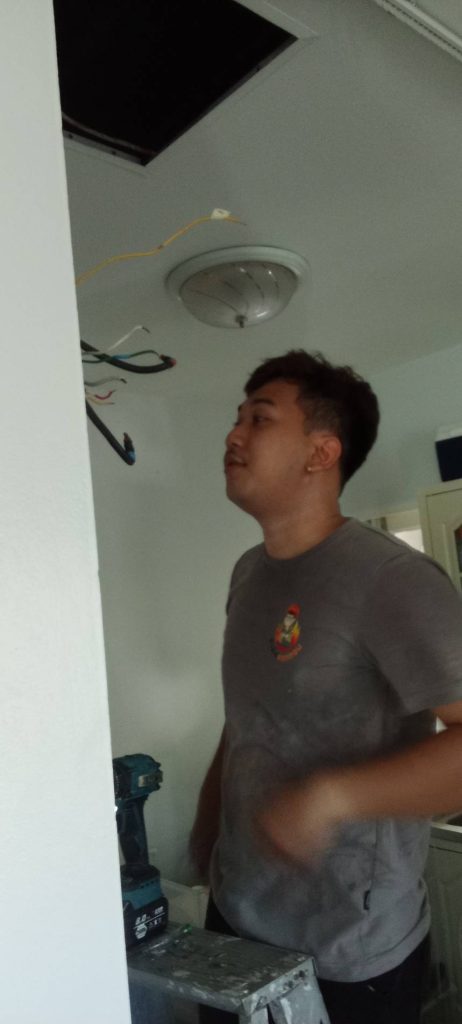 ช่างไฟฟ้าติดตั้งระบบไฟ