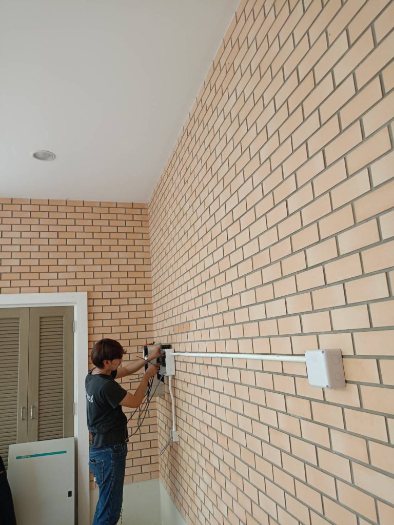 ช่างไฟฟ้าติดตั้ง EV Charger