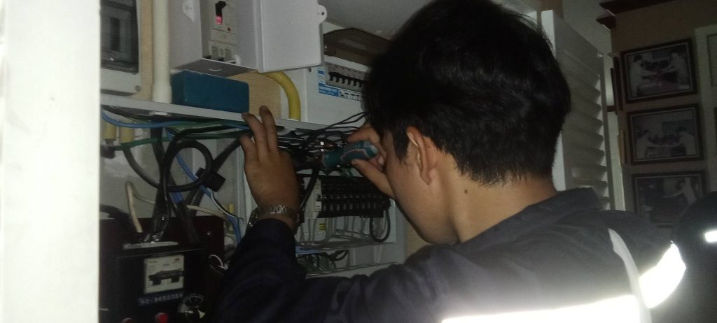ช่างไฟฟ้าตรวจเช็กตู้คอนซูมเมอร์