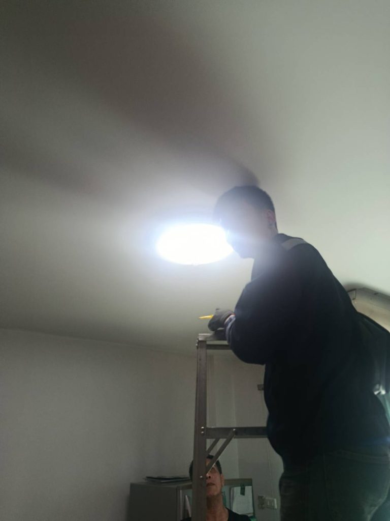 ช่างไฟฟ้าเข้าตรวจเช็กดาวน์ไลท์