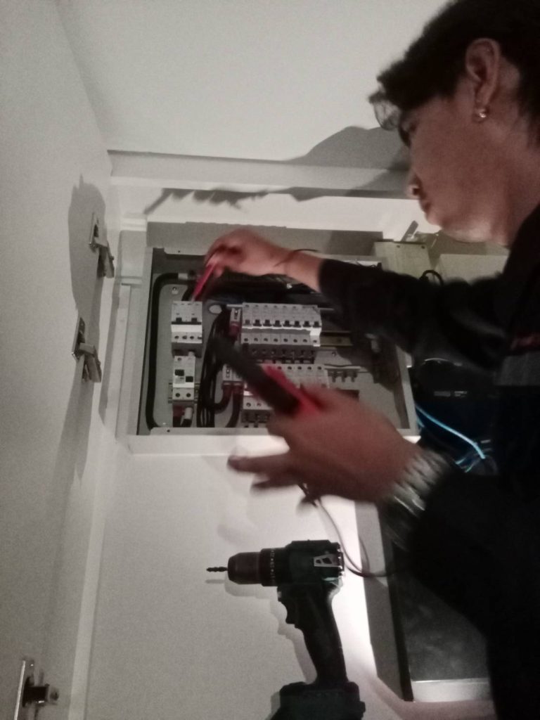 ช่างไฟฟ้าตรวจเช็กตู้คอนซูมเมอร์