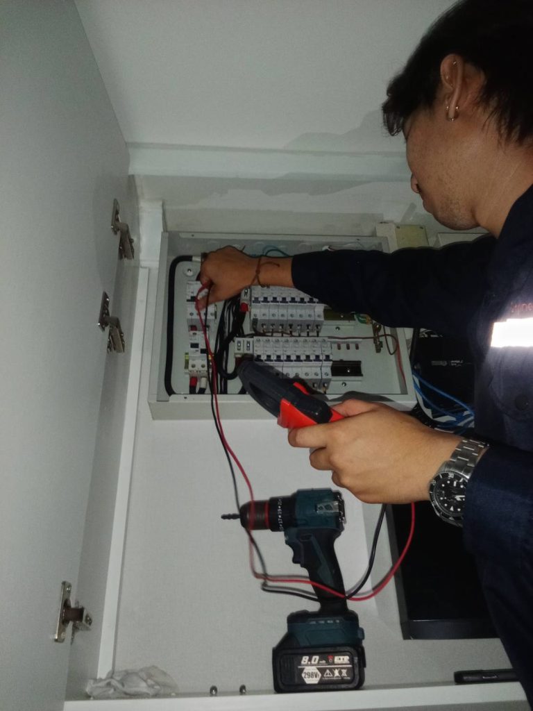ช่างไฟฟ้าตรวจเช็กตู้คอนซูมเมอร์