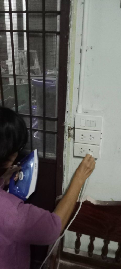 ลูกค้าทดสอบปลั๊กไฟหลังการติดตั้ง