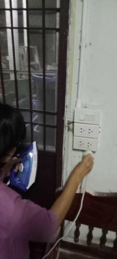 ลูกค้าทดสอบปลั๊กไฟหลังการติดตั้ง