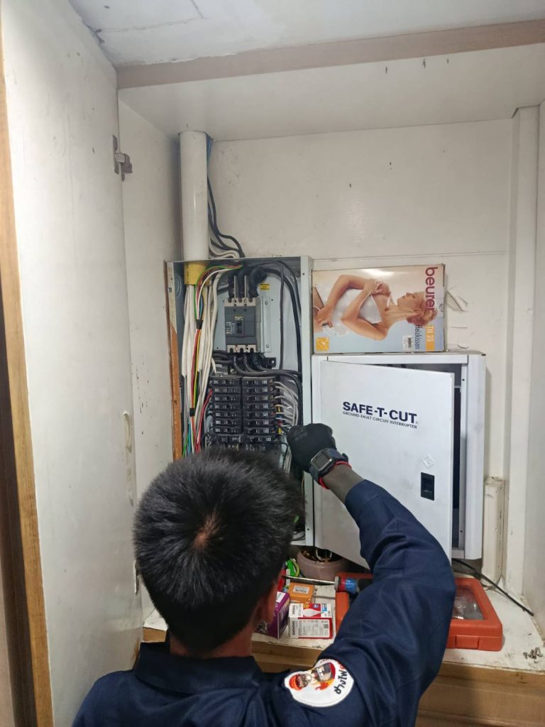 ช่างไฟตรวจเช็กตู้โหลดเซ็นเตอร์