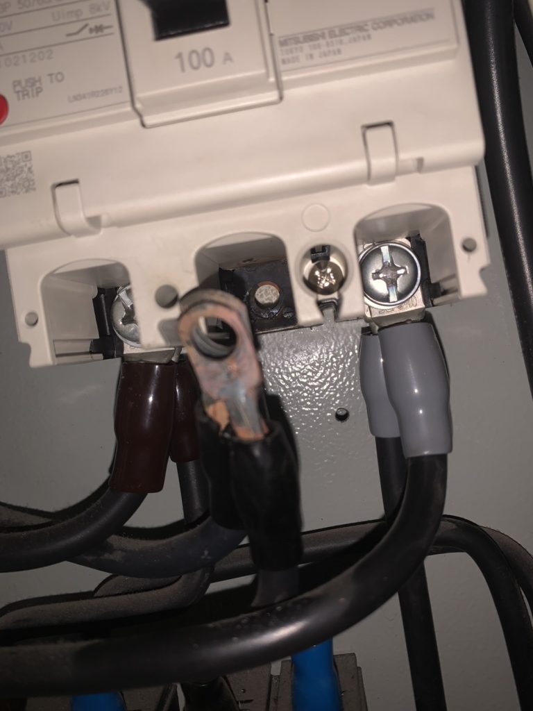 ขั้วสายเมนมีสนิมเกาะ