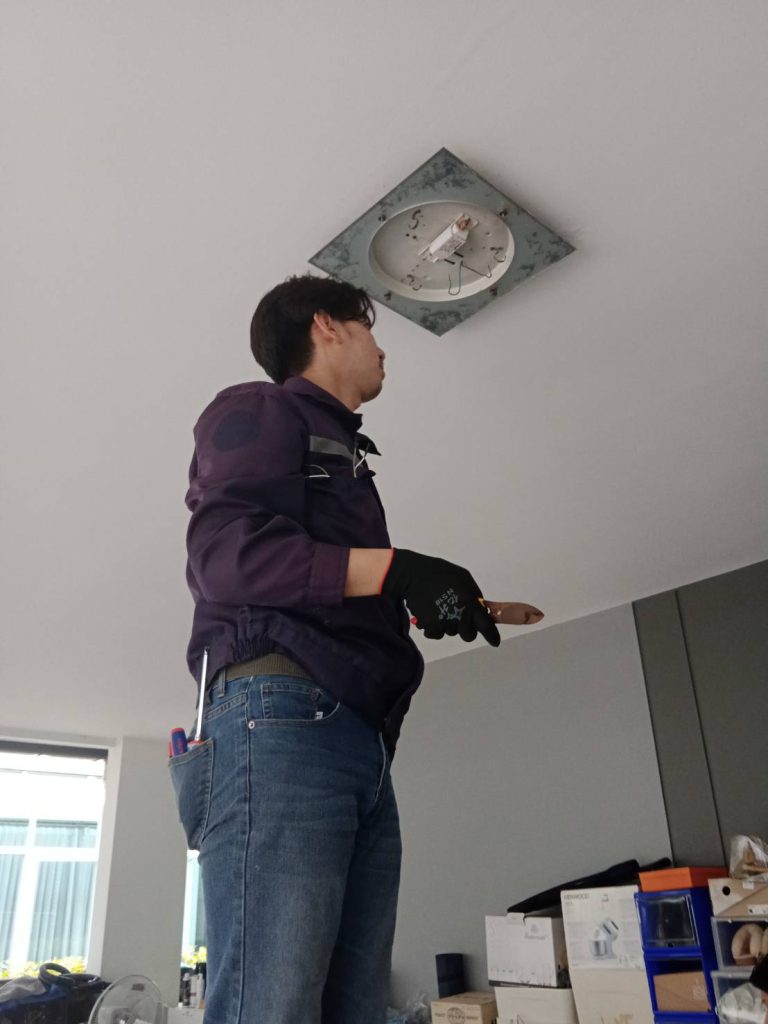 ช่างไฟฟ้า ติดตั้งโคมดาวน์ไลท์